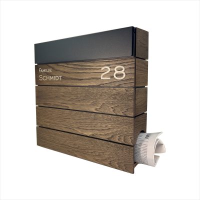 Dunkel gebeizter Holzbriefkasten aus Eiche – personalisiert